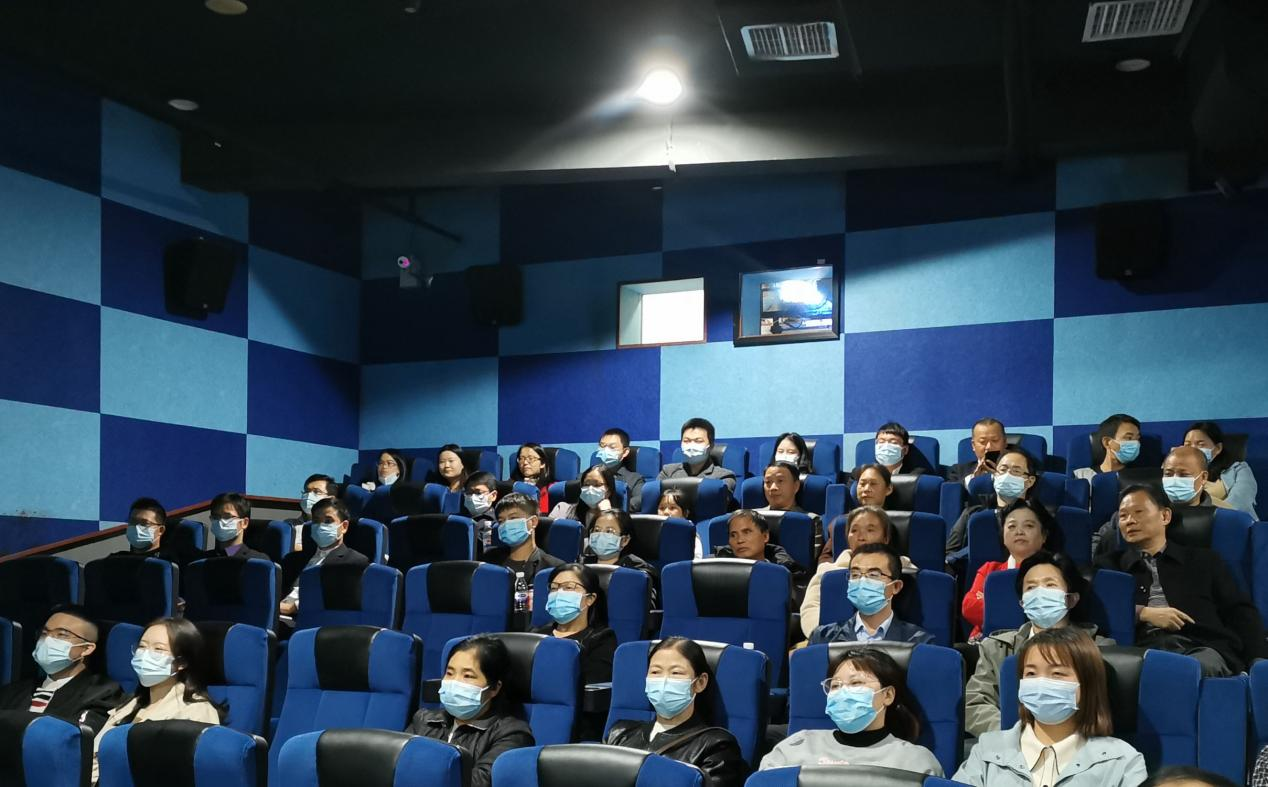 兴国县人民检察院组织观看红色电影